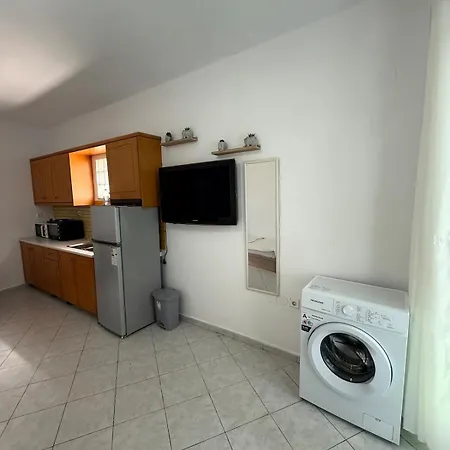 Flisvos 70 M από την θάλασσα * Eratini